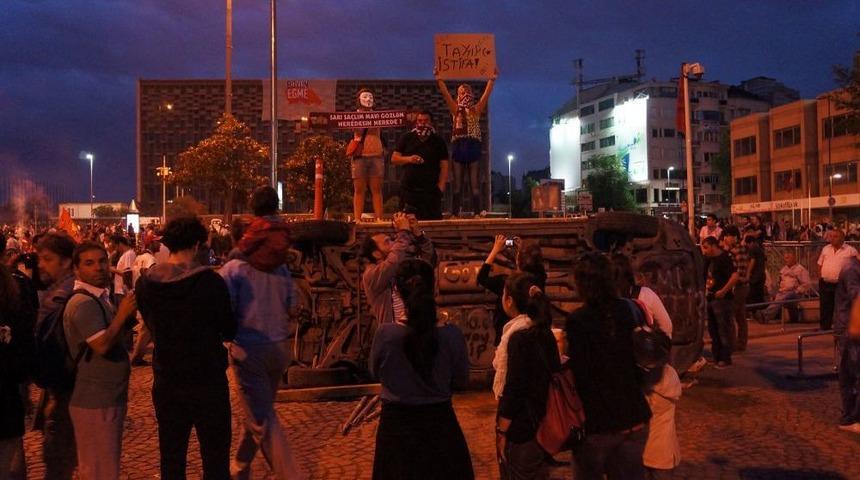 Eylemciler, Par&ccedil;aladıkları Ara&ccedil;ların &Ouml;n&uuml;nde Hatıra Fotoğrafı &Ccedil;ektirdi