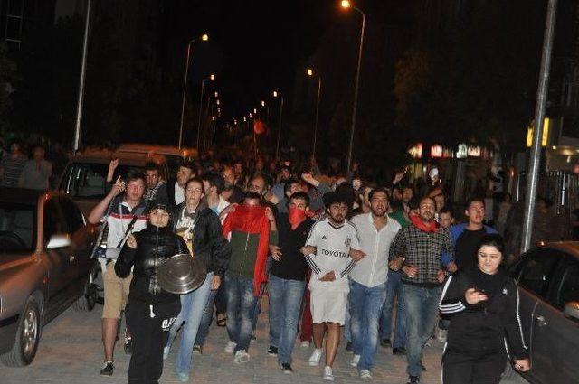 Uşak&rsquo;ta Bir Grup Gezi Parkı Olaylarını Protestosu Etmek İ&ccedil;in Eylem Yaptı 1