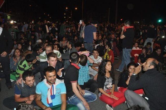 Uşak&rsquo;ta Bir Grup Gezi Parkı Olaylarını Protestosu Etmek İ&ccedil;in Eylem Yaptı 2