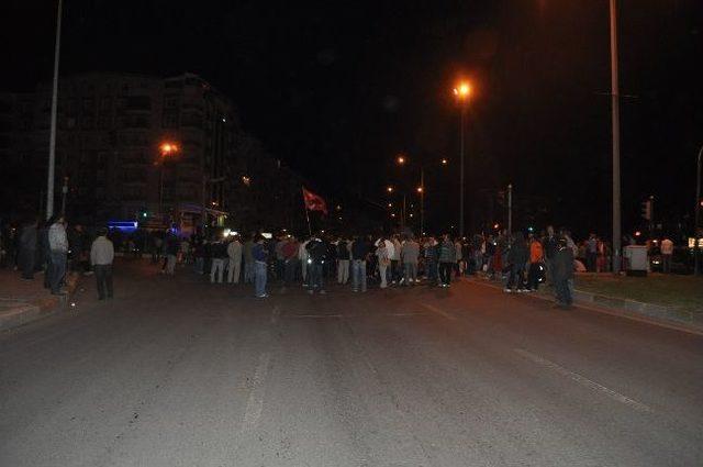 Uşak&rsquo;ta Bir Grup Gezi Parkı Olaylarını Protestosu Etmek İ&ccedil;in Eylem Yaptı 3