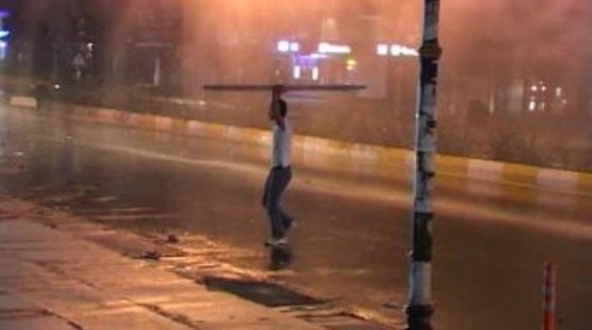 TOMA'dan Sıkılan Basın&ccedil;lı Suya Kapı Ile Direndi