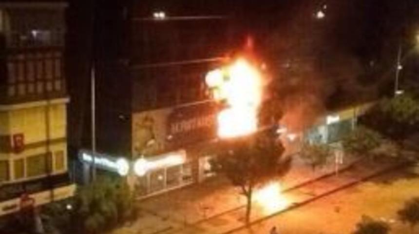 İzmir&rsquo;deki Olaylar: AK Parti Il&ccedil;e Binası Ateşe Verildi