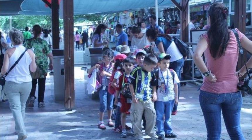 K&uuml;&ccedil;&uuml;k Arkeologlar Efesi Gezdi