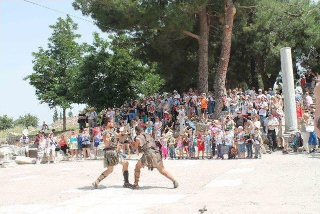 K&uuml;&ccedil;&uuml;k Arkeologlar Efesi Gezdi 1