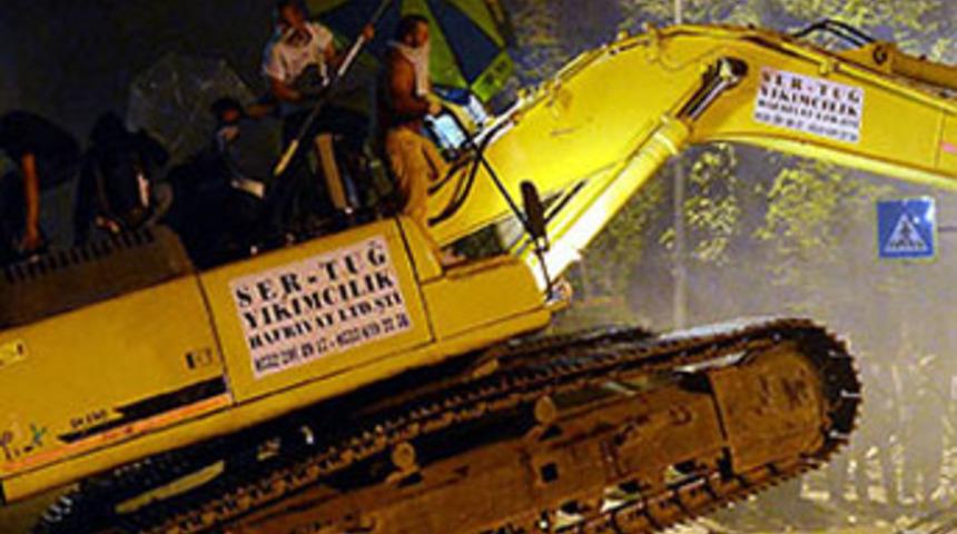 TOMA'ya karşı iş makinesi!