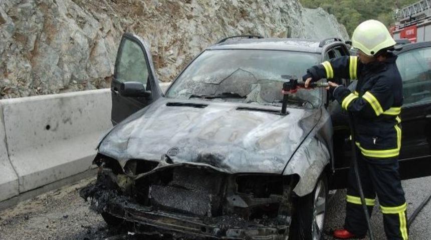 L&uuml;ks Jeep Yol Ortasında Alev Aldı