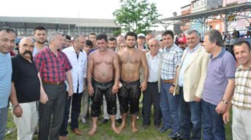 Alaplı'da yapılan G&uuml;reşlerde Feridun &Ccedil;atak başpehilvan oldu