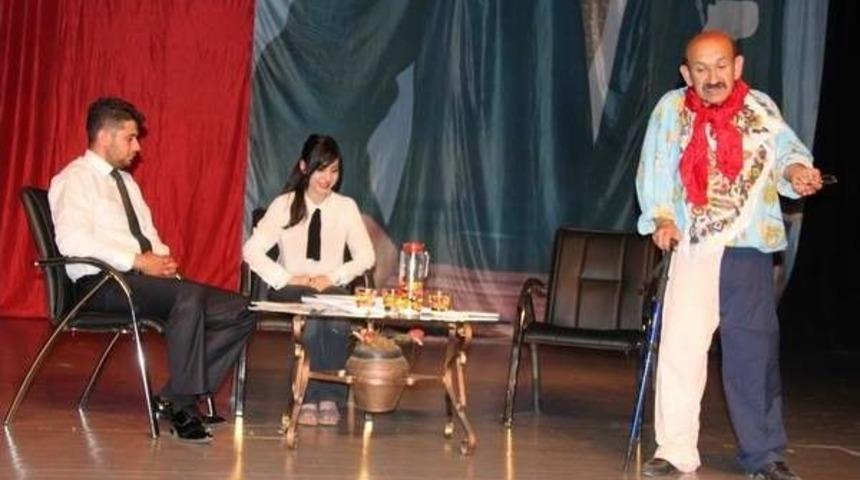 &Ccedil;aycuma&rsquo;da &ldquo;biri Bizi Gandırıyo&rdquo; Adlı Tiyatro Oyunu Sergilendi