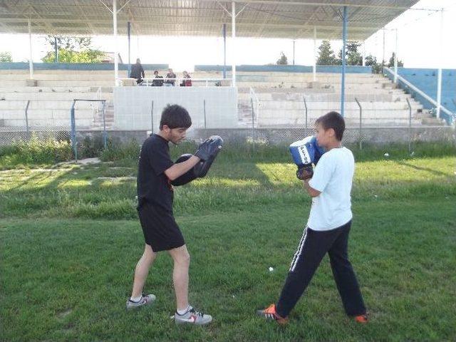İl&ccedil;e Stadyumunda Boks Eğitimi 1