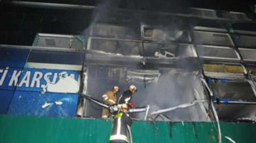 Ak Parti il&ccedil;e binası yandı!