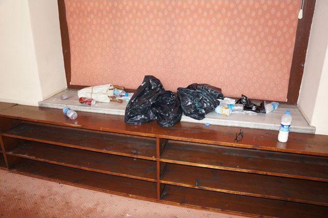 G&ouml;stericiler Camide Bira Ve Sigara I&ccedil;miş 2