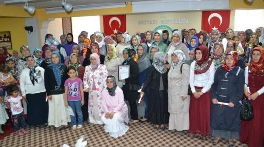 Bozyazı&rsquo;da Kur&rsquo;an Kursunu Bitiren Kadınlar Belgelerini Aldı