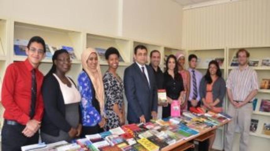 Amerikalı &Ouml;ğrencilerden &Ccedil;om&uuml; K&uuml;t&uuml;phanesi&rsquo;ne Bağış