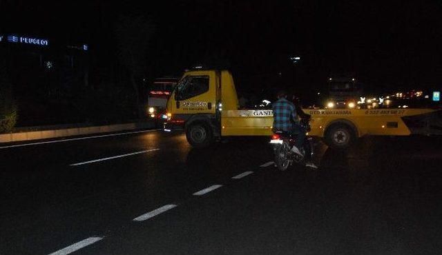 Yolun Karşısına Geçmek İsteyen Anne Öldü, Eşi İle Çocuğu Ağır Yaralandı