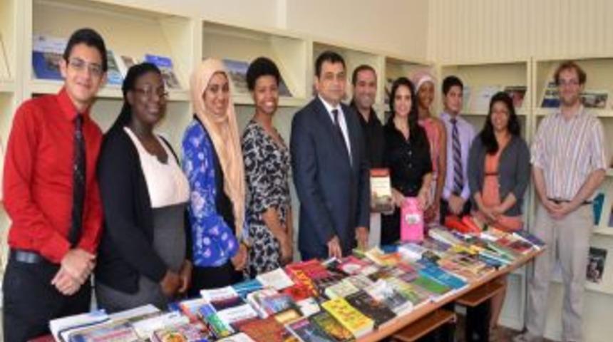 Amerikalı &Ouml;ğrenciler &Ccedil;OM&Uuml; K&uuml;t&uuml;phanesi'ne Kitap Bağışladı