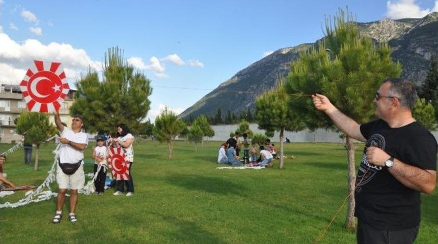 Ay Yıldızlı U&ccedil;urtmalar G&ouml;ky&uuml;z&uuml;n&uuml; Renklendirdi