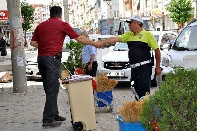 Kaldırımda Yürüyen Vatandaş Rahat Bir Nefes Alacak