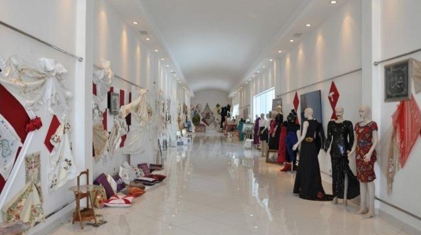 Bu Elbise Y&uuml;z&uuml;nden Kocası Tarafından Kemerle Boğuldu