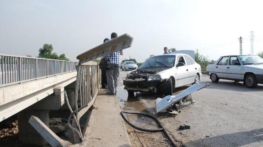 Engelli Vatandaşa &Ccedil;arpmamak İ&ccedil;in K&ouml;pr&uuml; Korkuluklarına &Ccedil;arptı