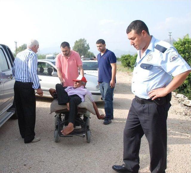 Engelli Vatandaşa &Ccedil;arpmamak İ&ccedil;in K&ouml;pr&uuml; Korkuluklarına &Ccedil;arptı 1