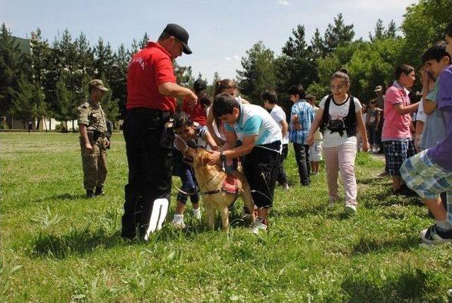 Mehmetçik Öğrencileri Kışlada Ağırladı