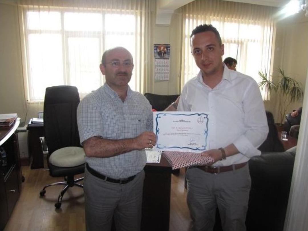 Hisarcık Milli Eğitim M&uuml;d&uuml;r&uuml;'nden Başarılı Eğitimcilere Plaket