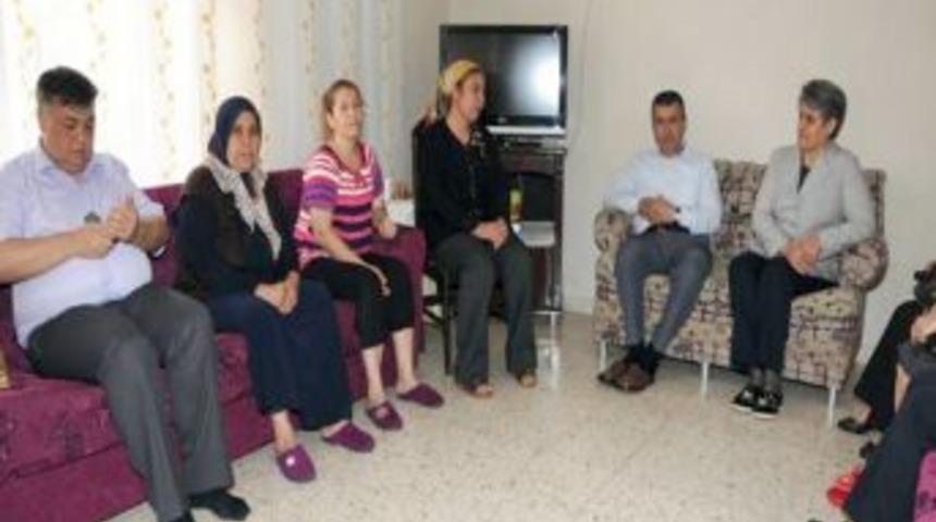 Hatay Valisi Lekesiz Ve Eşi, Reyhanlı&rsquo;da Taziye Ziyaretinde Bulundu