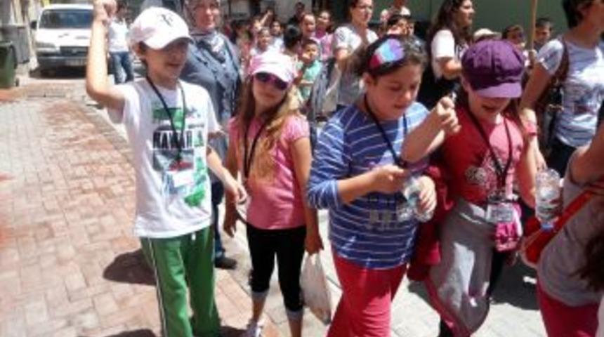 &Ccedil;ocuklar, 'Sokaklar Bizimdir' Diyerek Y&uuml;r&uuml;d&uuml;