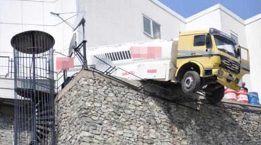 Petrol y&uuml;kl&uuml; tanker, yama&ccedil;ta asılı kaldı