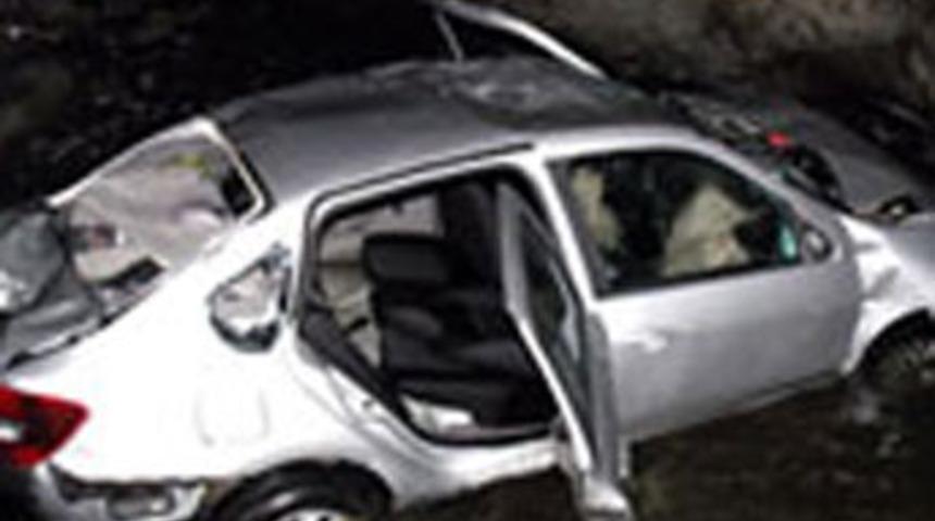 Otomobil dereye yuvarlandı: 1 &ouml;l&uuml;, 2 yaralı