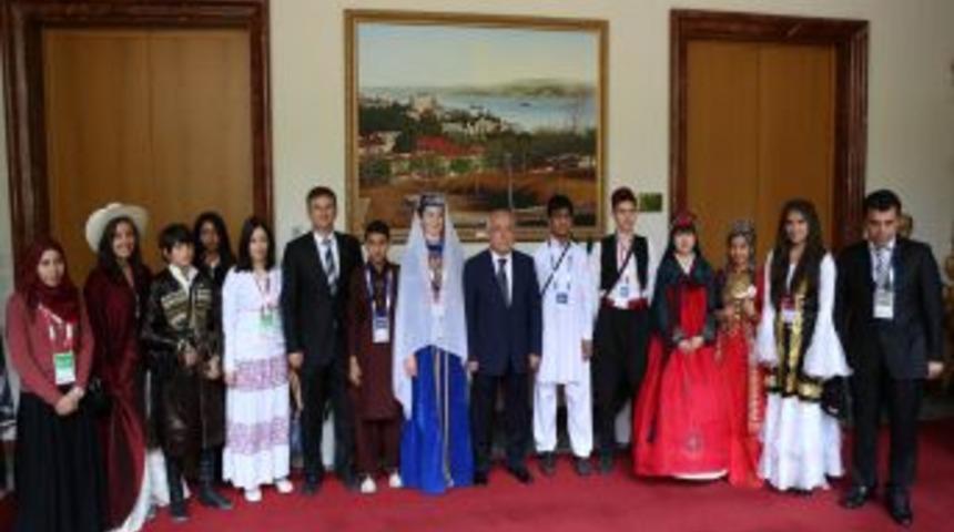 Cemil &Ccedil;i&ccedil;ek, T&uuml;rk&ccedil;e Olimpiyatı &Ouml;ğrencilerini Kabul Etti