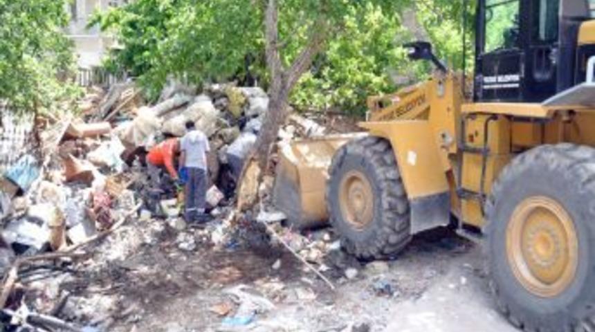 Hurdacının Evinden 10 Kamyon &Ccedil;&ouml;p &Ccedil;ıktı