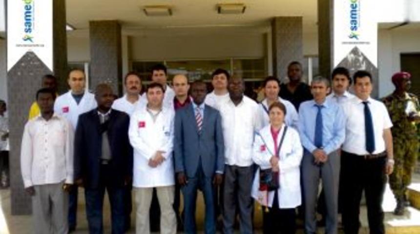 Adanalı Doktorlor Tatillerini Afrika'da Sağlık Taraması Yaparak Ge&ccedil;iriyor