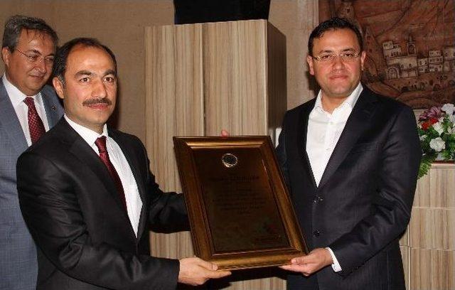 Ziraat Odası&rsquo;ndan Ak Parti Milletvekilleri Ve Belediye Başkanı &Uuml;nver&rsquo;e Teşekk&uuml;r Plaketi 1