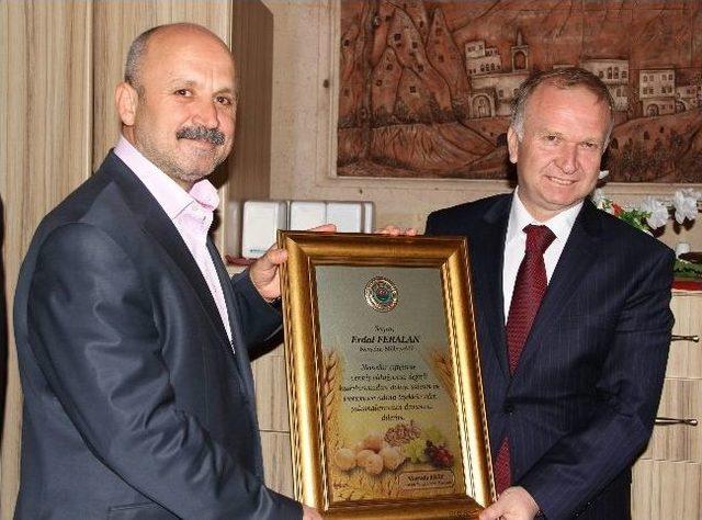 Ziraat Odası&rsquo;ndan Ak Parti Milletvekilleri Ve Belediye Başkanı &Uuml;nver&rsquo;e Teşekk&uuml;r Plaketi 2