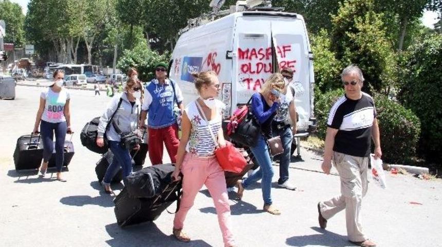 Turistler Gaz Maskeleriyle Ka&ccedil;tı