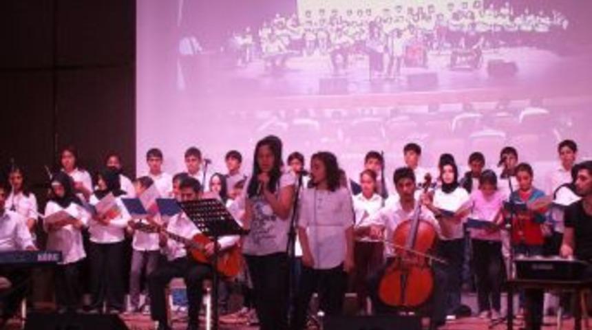 Kardeş Okullardan Kardeşlik Korosu