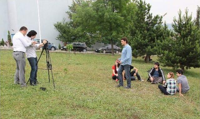 Ödevleri İçin Üniversitelerinin Reklam Kampanyasını Hazırlıyorlar 1