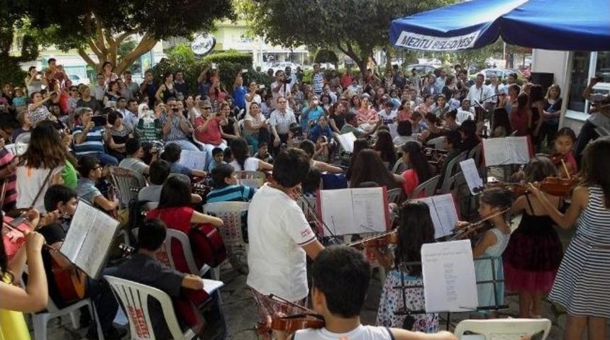 Mezitli&rsquo;de Kursiyerlerden Yılsonu Konseri