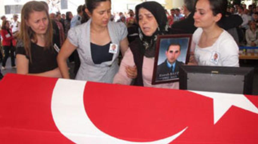 Şehit polis i&ccedil;in t&ouml;ren d&uuml;zenledi