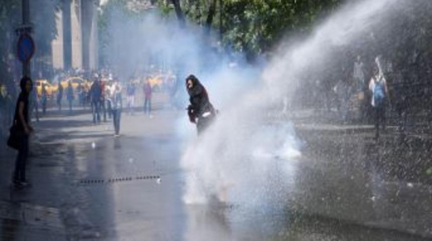 Kızılay'da &Ccedil;oğunluğu &Ccedil;ocuk Eylemcilere Polis M&uuml;dahale Etti