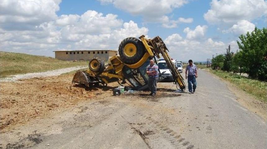 Ehliyetsiz S&uuml;r&uuml;c&uuml;n&uuml;n Kullandığı İş Makinası Devrildi