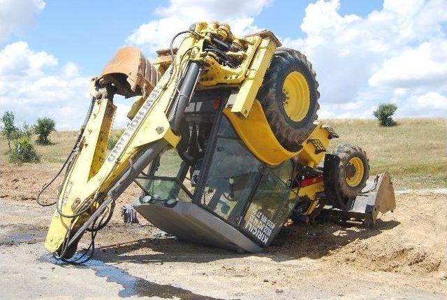 Ehliyetsiz Sürücünün Kullandığı İş Makinası Devrildi 1