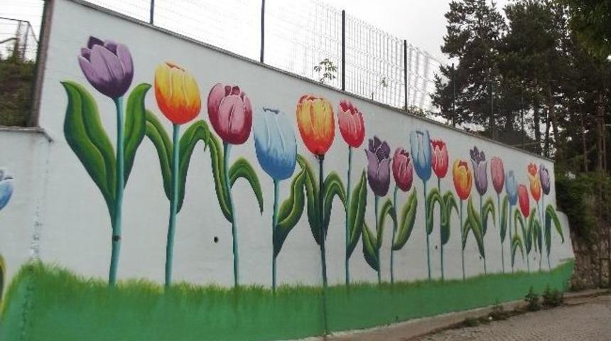 K&uuml;re&rsquo;de Okul İstinat Duvarlarına Ressam Eli Değdi