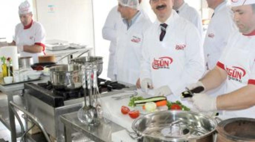 Başhekim Ameliyat &Ouml;nl&uuml;ğ&uuml;n&uuml; &Ccedil;ıkarıp Mutfağa Girdi