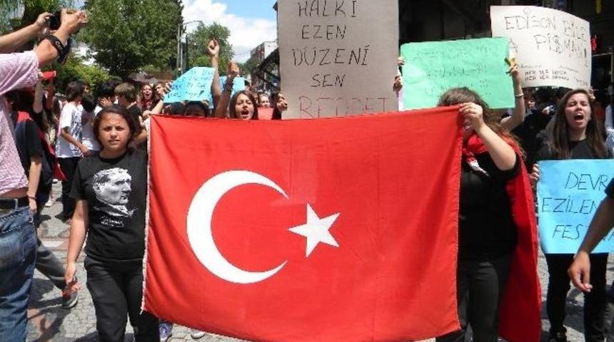 Edirne&rsquo;de Lise &Ouml;ğrenciler T&uuml;rk Bayraklarıyla Y&uuml;r&uuml;d&uuml;