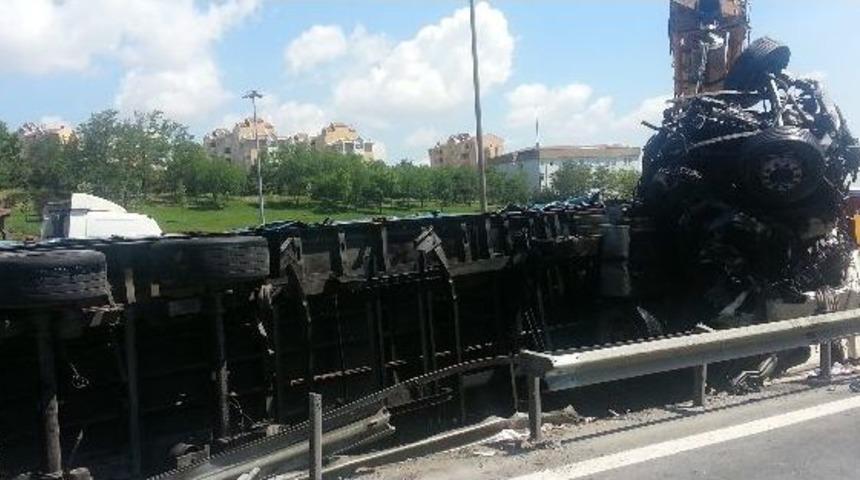 Tem Otoyolunda Tır Kazası: 2 Ölü