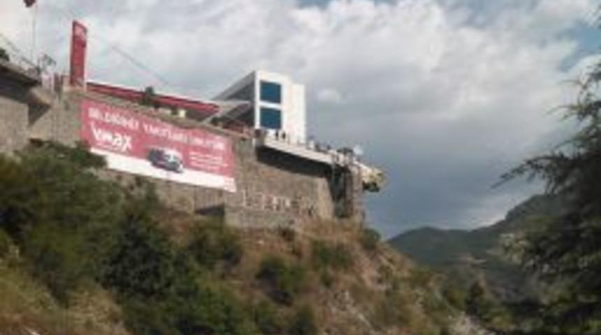 Tanker, Demir Parmaklara Takılarak Havada Asılı Kaldı