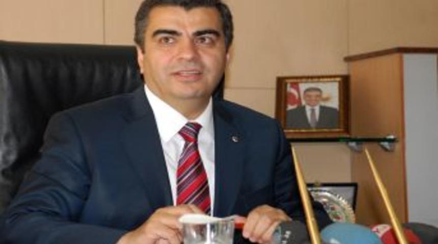 Polisin M&uuml;dahale Etmediği Grup Fıskiyeler Altında Kendilerini Islatmış