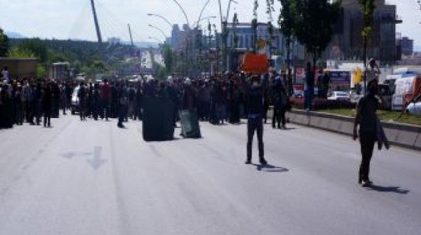 Eylemciler, Eskişehir Yolunu Trafiğe Kapattı